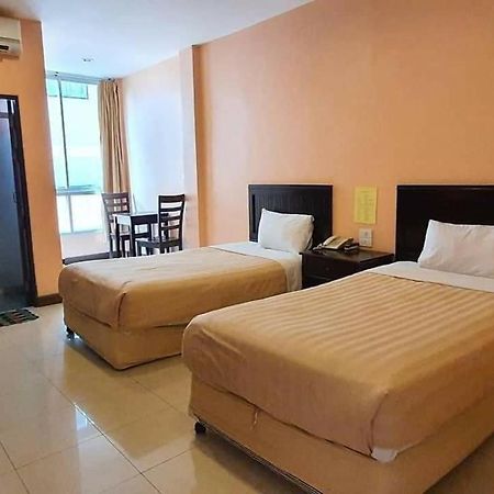 The Victory Hotel Ban Muang Daeng Buitenkant foto